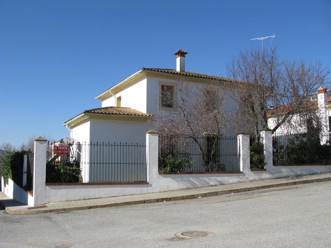 Exterior la C/Amapola del chalet sito en C/ Vicente Cervantes nº1 de Zafra - PROHERGON