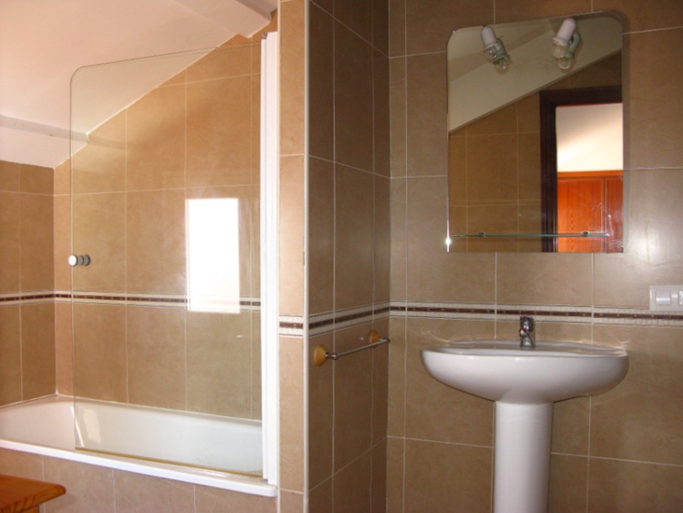 Cuarto del Baño del Piso 3ºC sito en Ctra. Vieja de la Puebla nº42 de Zafra - PROHERGON