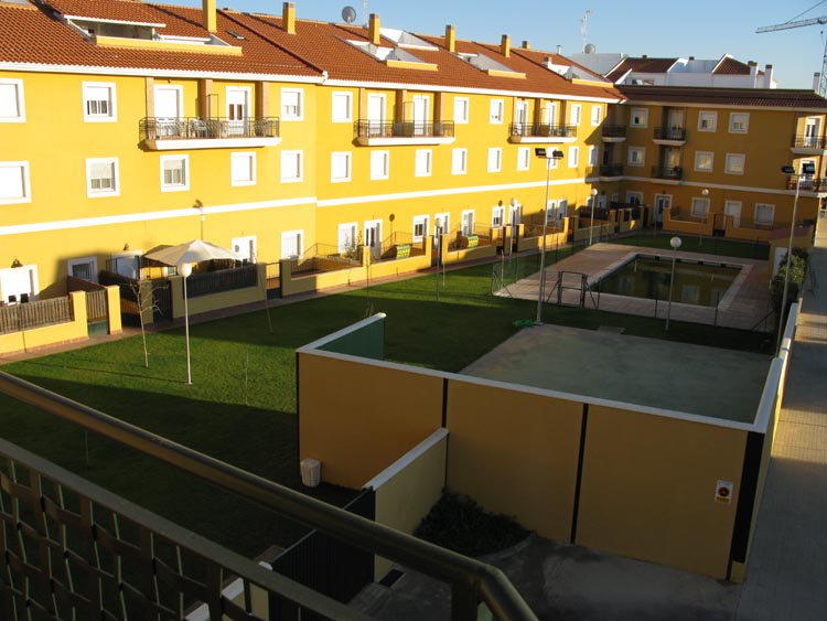 Jardín y piscina del piso 2ºF sito en C/ Juan Ramón Jiménez nº19 de Zafra - PROHERGON