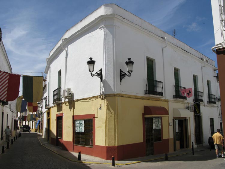Fachada de la vivienda 1&ordf; planta sita en esquina C/ Cerrajeros y C/ del Gobernador de Zafra - PROHERGON